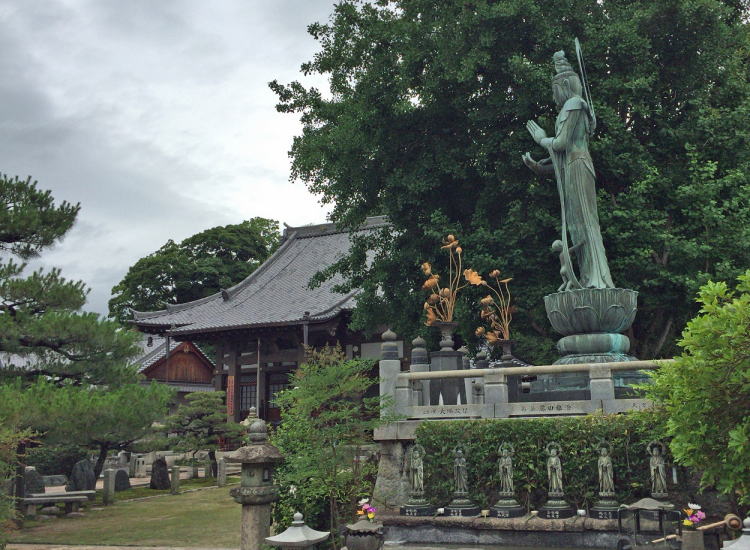 東門より本堂を望む